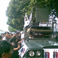 Parkir Dekat Gerbang, Truk Trendi Didorong Paksa Pendukung Dada